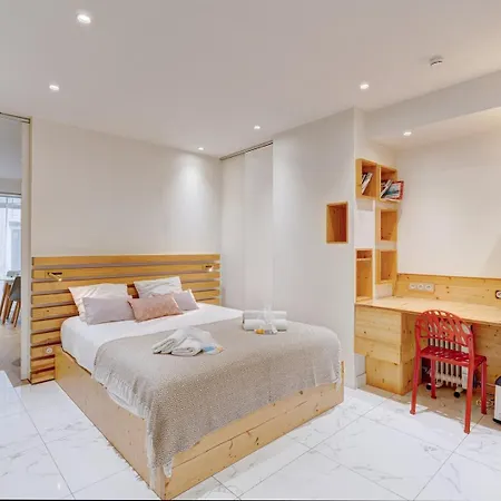 296 Ponceau - Superb In Paris
