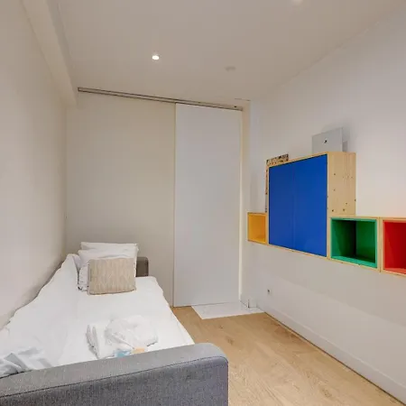296 Ponceau - Superb In