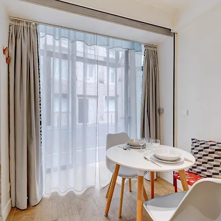 296 Ponceau - Superb In Paris
