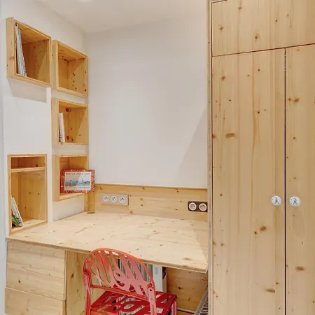 296 Ponceau - Superb In Paris